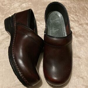 Dansko Brown / burgundy Leather Mules